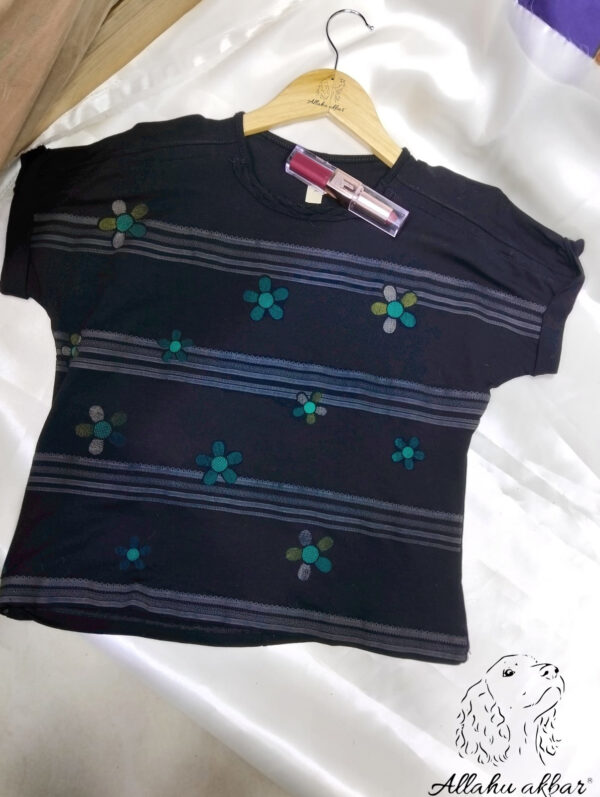Polo Floral Manga Corta con Bordado y Cuello Redondo
